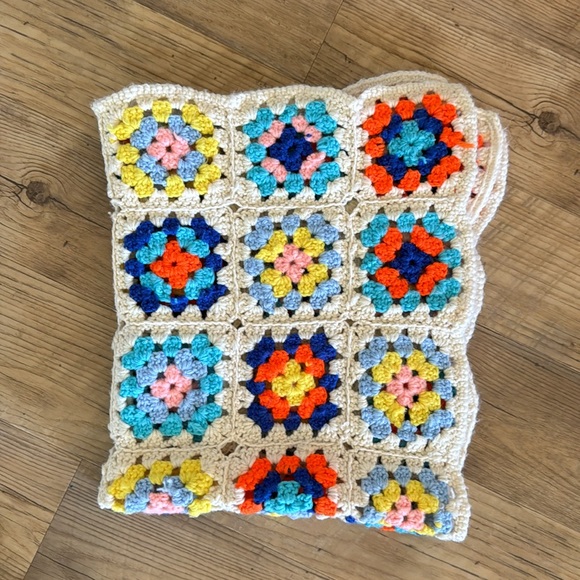 Vintage Handmade Crocheted Granny Square Baby Blanket 29”x34” - Picture 3 of 3